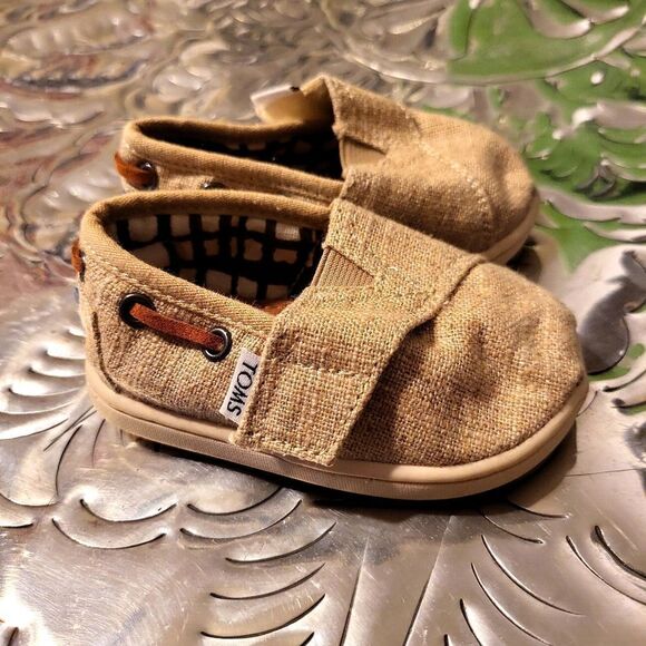 Tom's children size toddler 4, linen with leather strap around back, - Picture 3 of 8